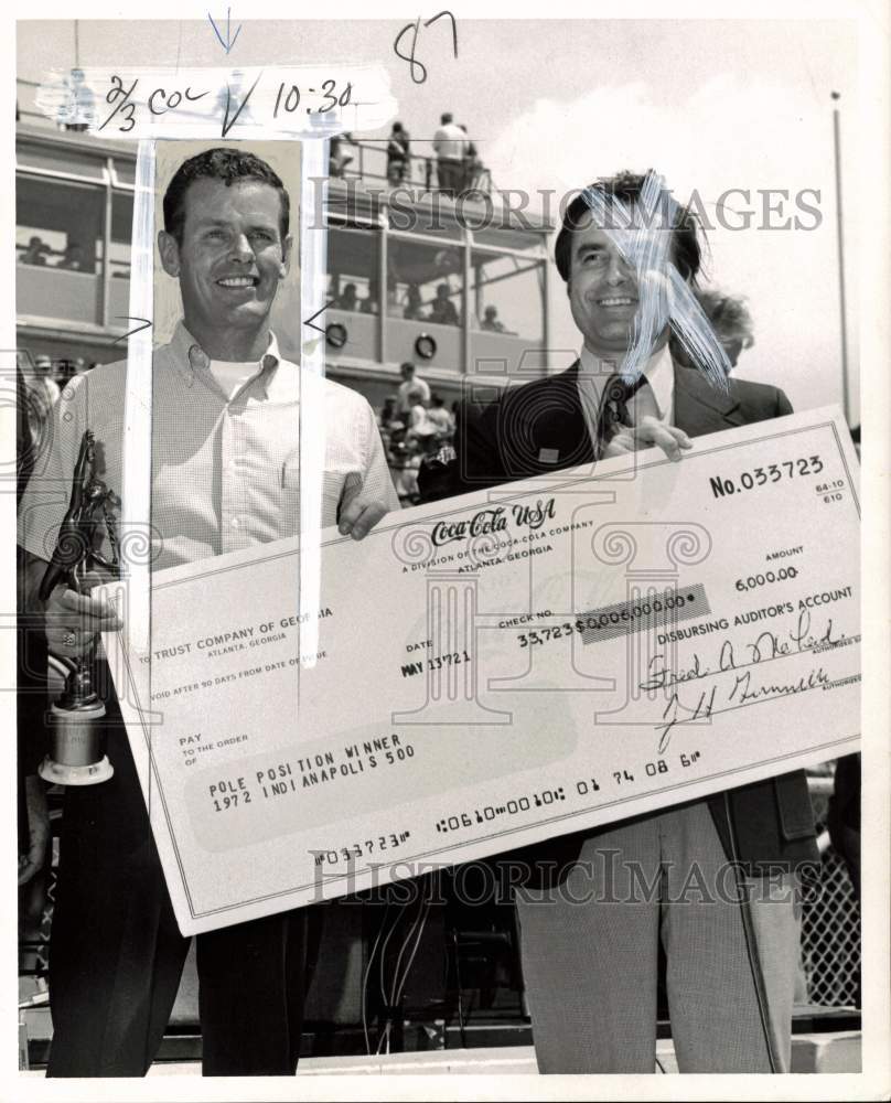 1972 Press Photo Sprite Exec David Matthews Gives Indy Winner Bobby Unser Check- Historic Images