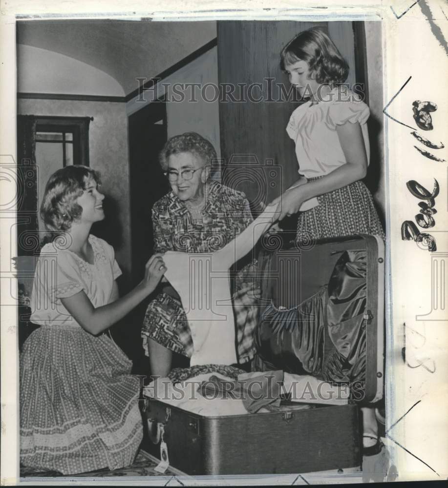 1960 Family members of Vice President Richard Nixon pack suitcase CA-Historic Images