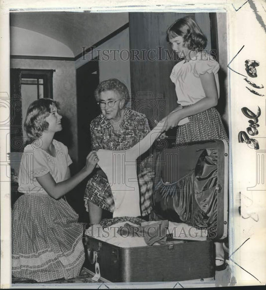 1960 Family members of Vice President Richard Nixon pack suitcase CA-Historic Images