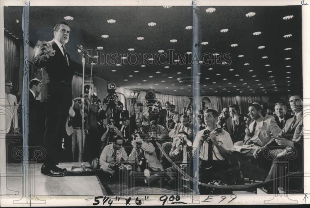 1968 Nixon Speaks To Newsmen Of Decision On Agnew In Miami Beach - Historic Images