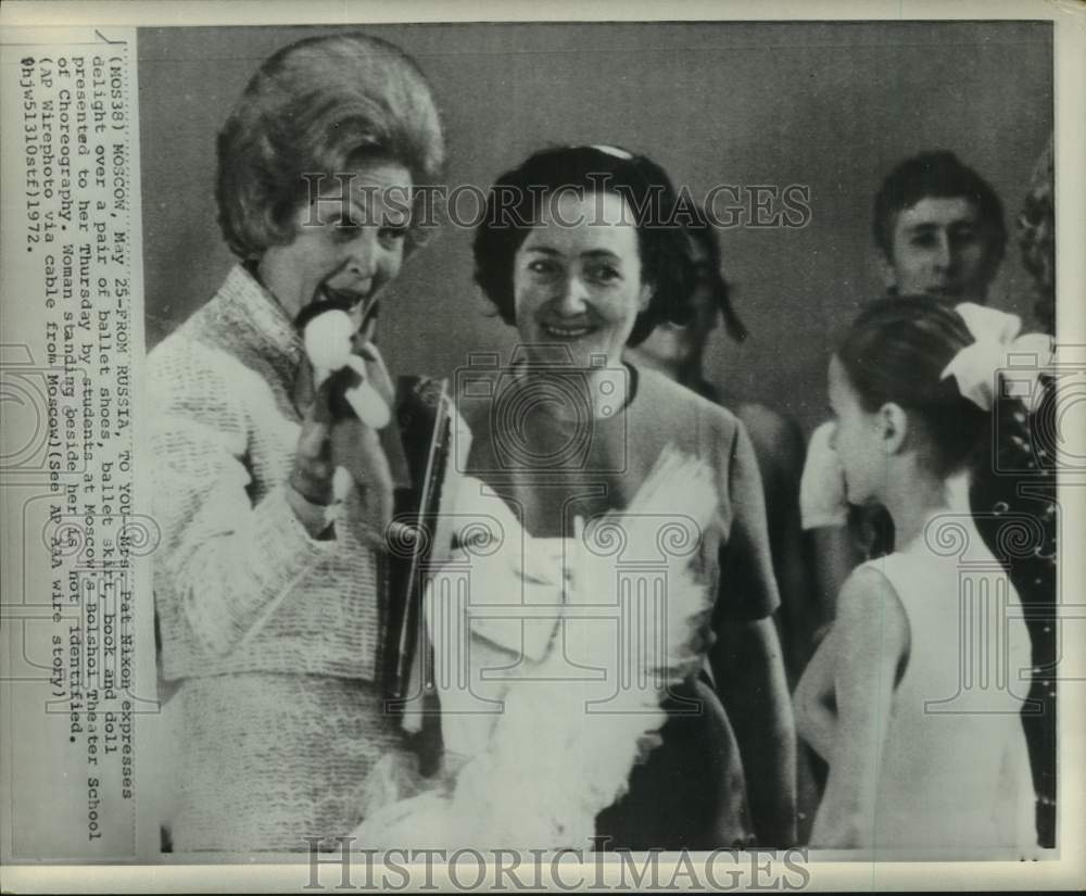 1972 Mrs. Pat Nixon at Moscow&#39;s Bolshoi Theater Choreography School - Historic Images