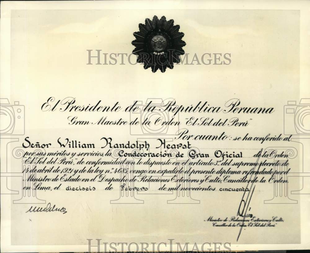 1950 Peru Ambassador gives award to William Randolph Hearst, Sr, WA-Historic Images