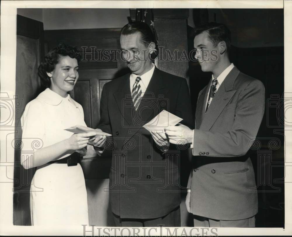 Press Photo District Attorney Tom Lynch awards Oratory Tournament champions - Historic Images