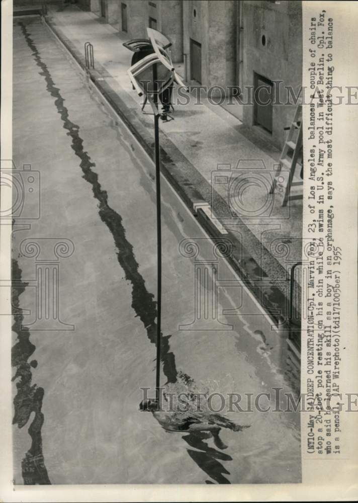 1955 Press Photo Corporal Marvin Fox, acrobatic performance in pool, West Berlin - Historic Images