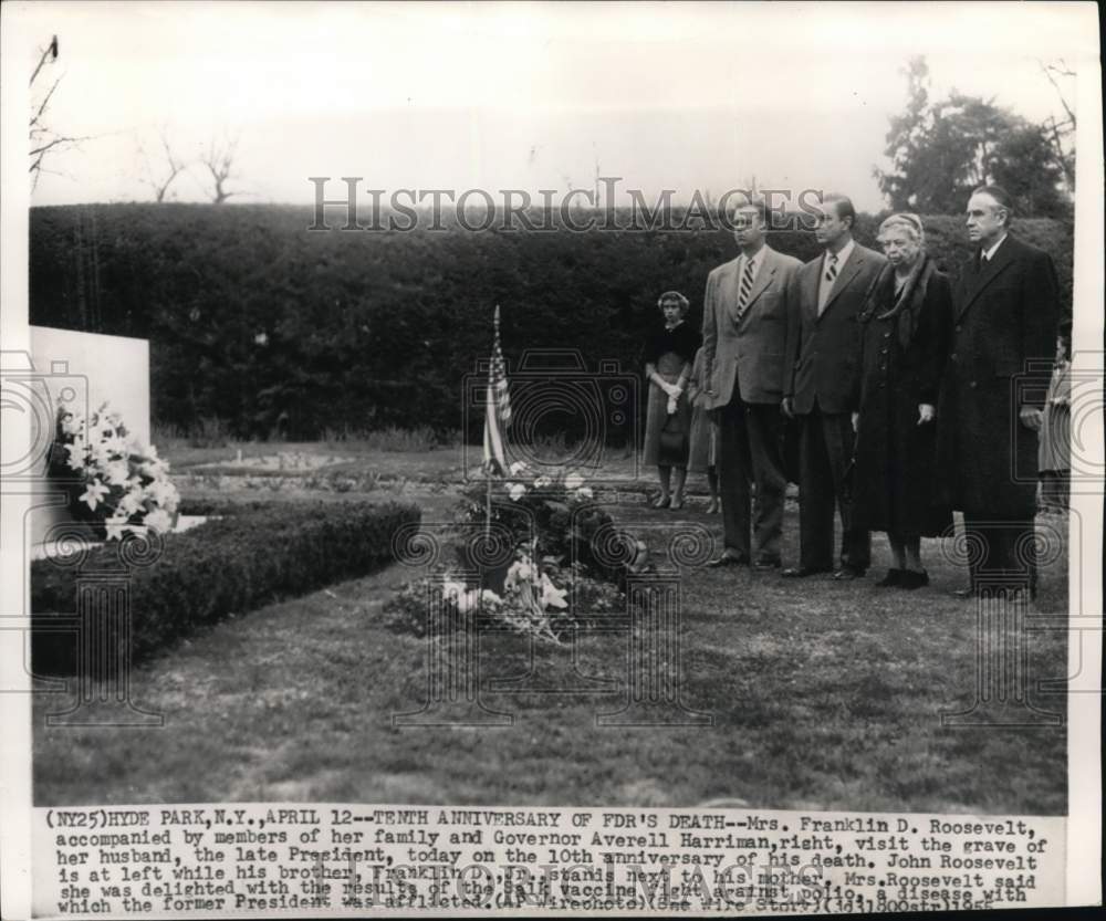 1955 Mrs Franklin D Roosevelt &amp; others at husband&#39;s grave, New York-Historic Images