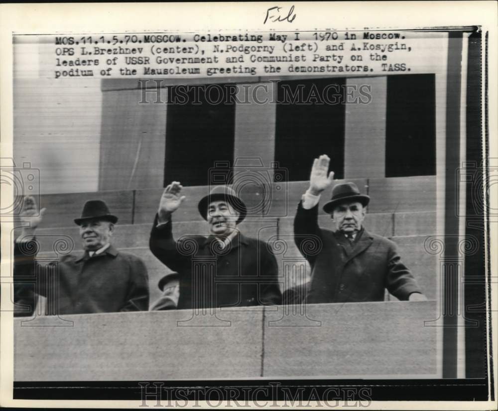 1970 Press Photo Soviet politicians greet demonstrators from Mausoleum, Russia - Historic Images