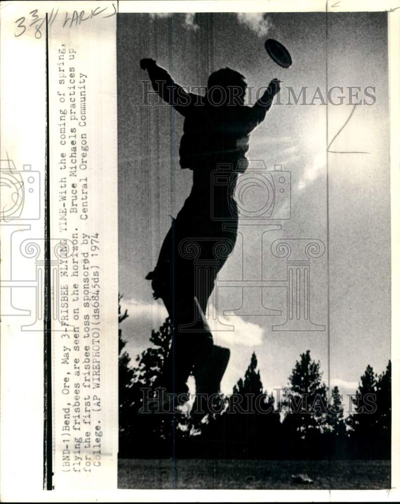 1974 Press Photo Bruce Michaels practices Frisbee toss in Bend, Oregon- Historic Images