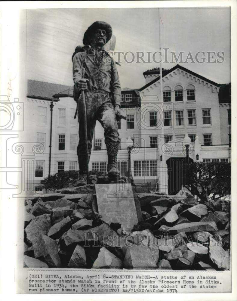 1974 Press Photo Prospector Statue in front of Pioneers Home in Sitka, Alaska - Historic Images