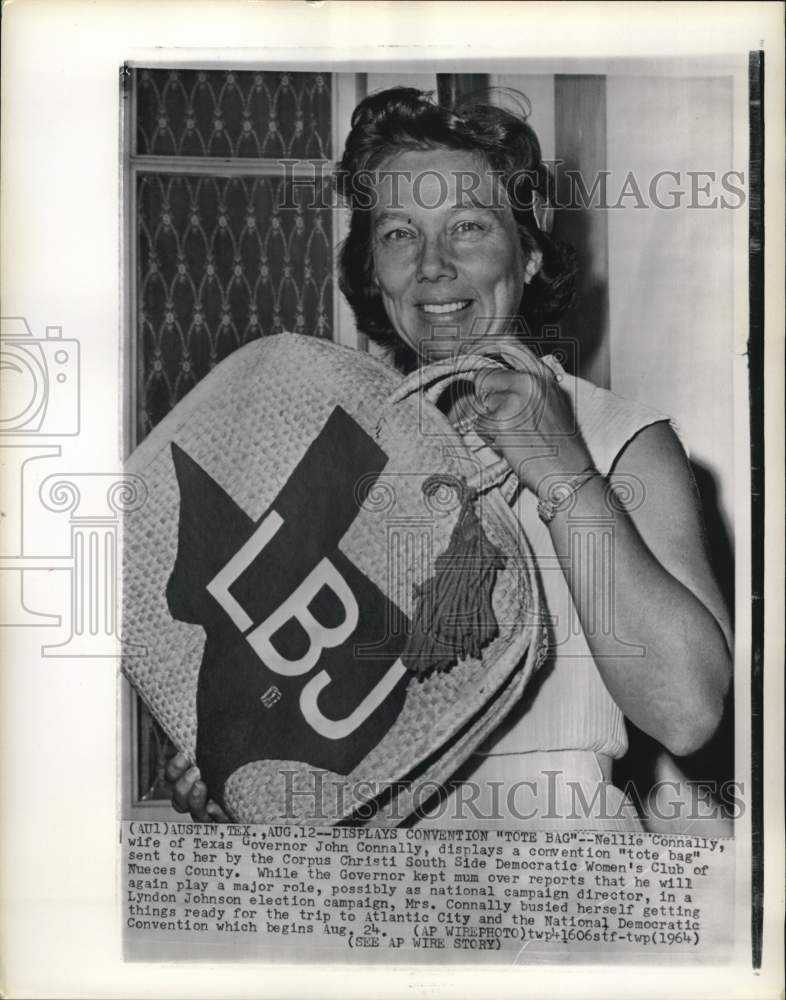 1964 Press Photo Nellie Connally holds Democratic Women&#39;s Club tote bag in Texas - Historic Images