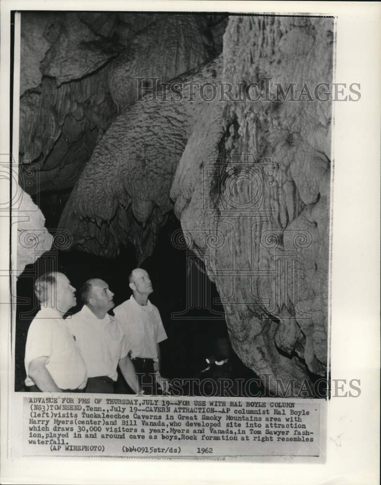 1962 Press Photo Hal Boyle, Harry Myers &amp; Bill Vanada admire rock formation, TN - Historic Images