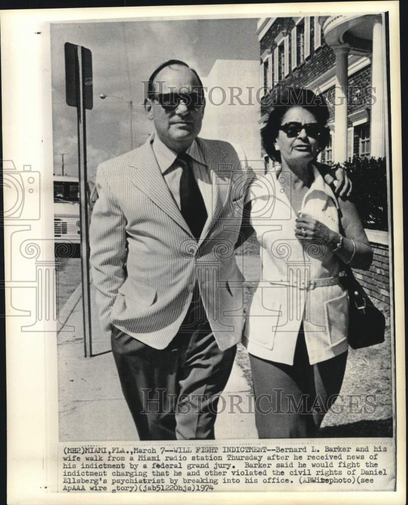 1974 Press Photo Indicted Watergate conspirator Bernard Barker & wife in Florida - Historic Images