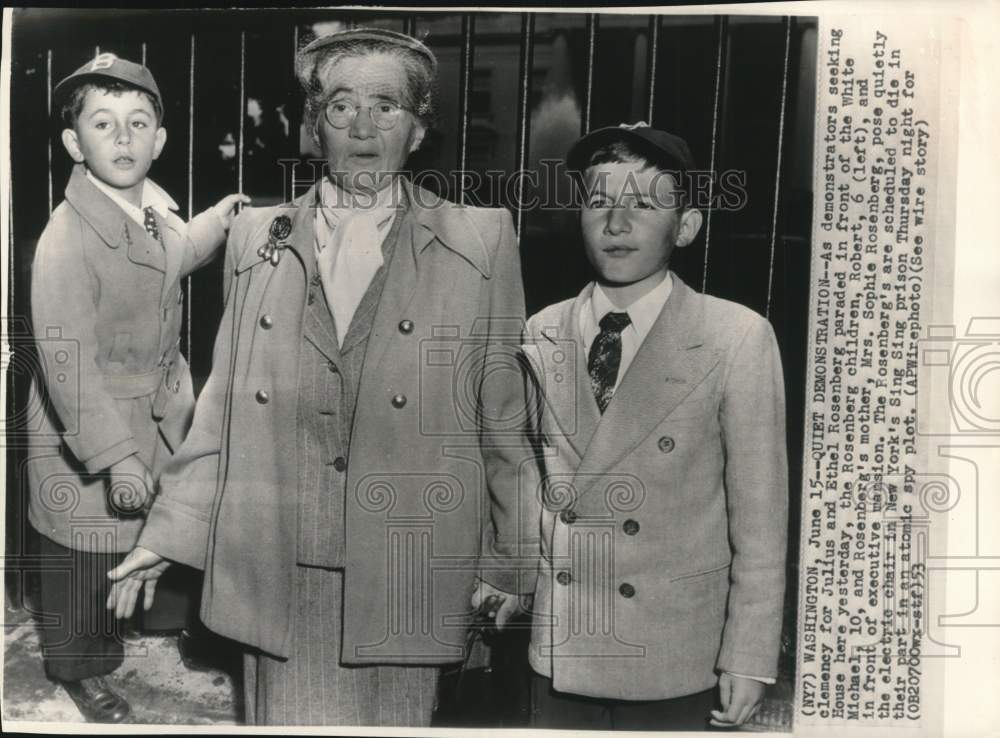 1953 Press Photo Spy&#39;s mom Sophie Rosenberg with grandsons Robert &amp; Michael, DC- Historic Images