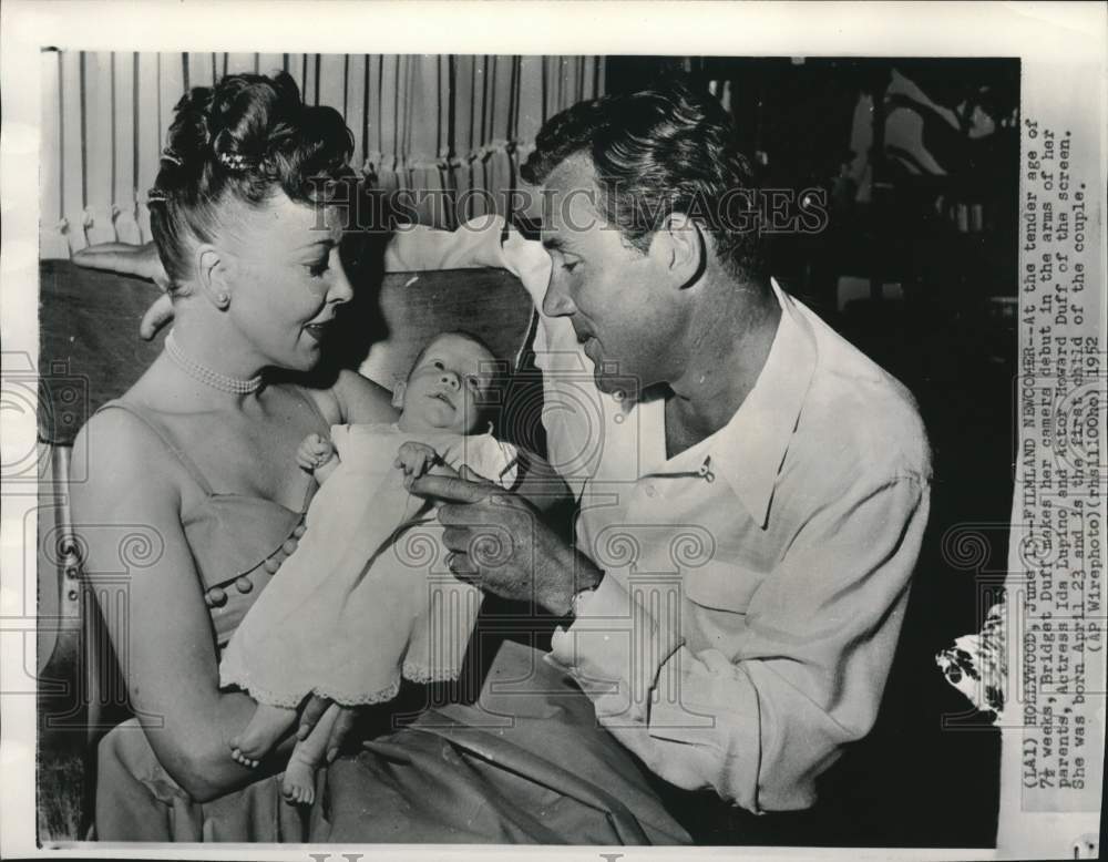 1952 Press Photo Actors Ida Lupino &amp; Howard Duff &amp; their baby Bridget Duff in CA - Historic Images