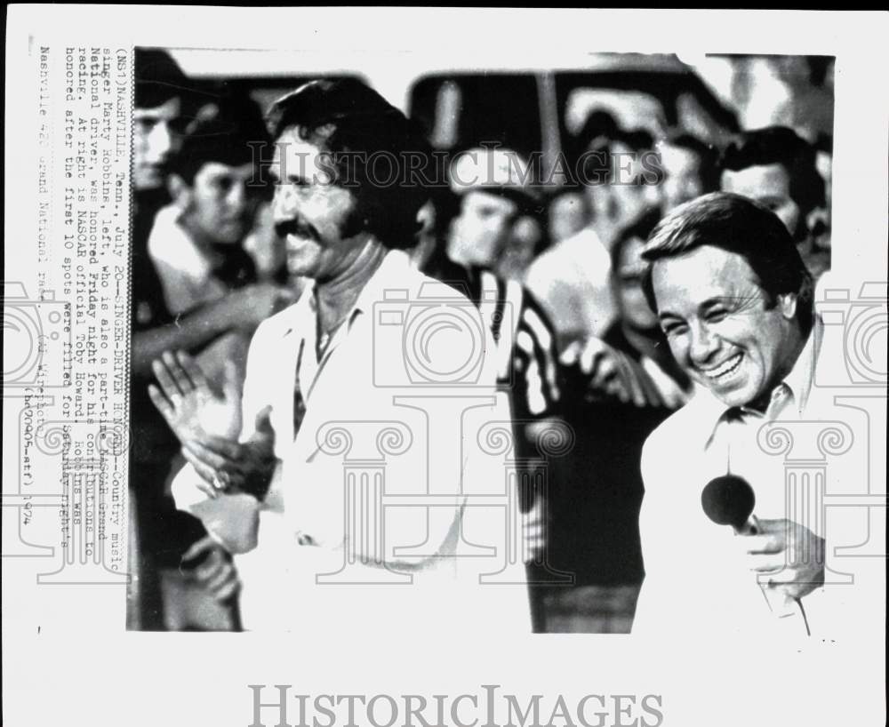 1974 Press Photo Singer &amp; driver Marty Robbins &amp; NASCAR&#39;s Toby Howard in TN- Historic Images