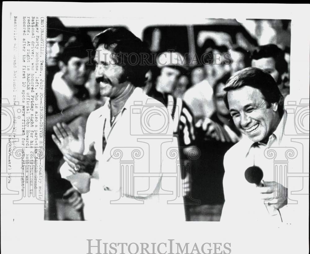 1974 Press Photo Singer & driver Marty Robbins & NASCAR's Toby Howard in TN- Historic Images