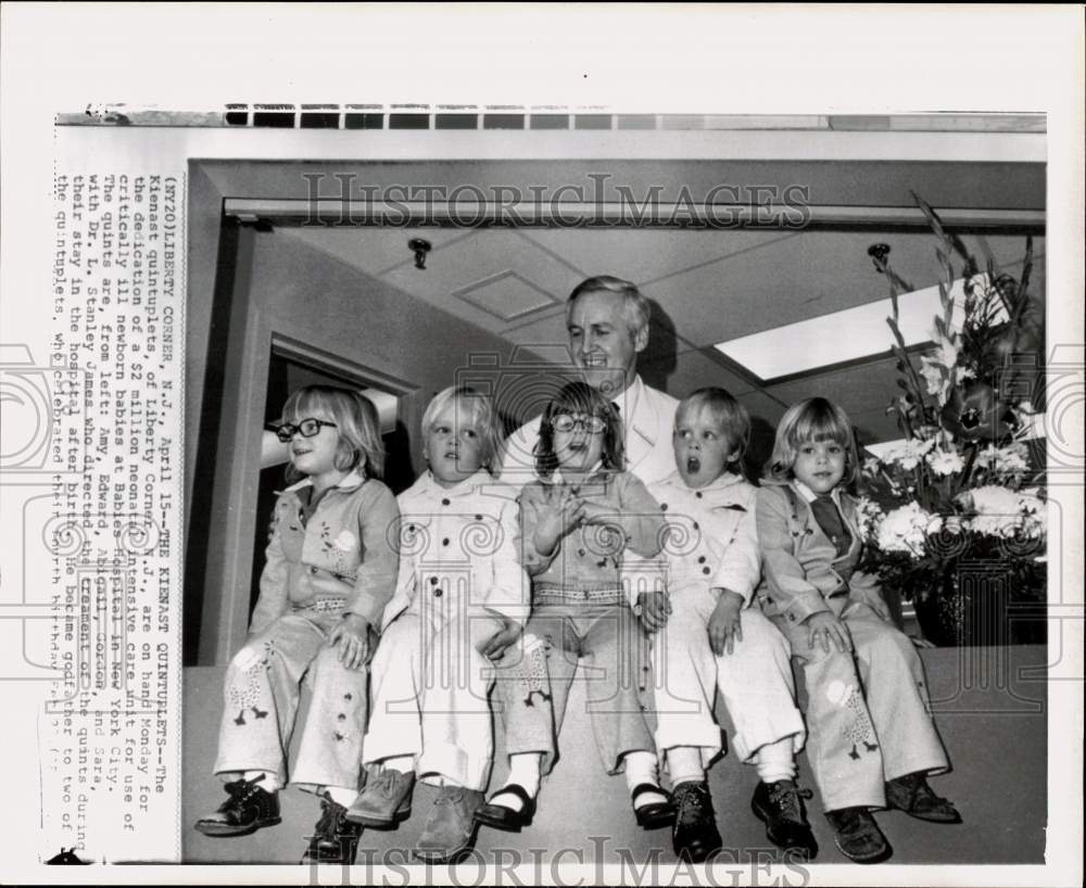 1974 Press Photo Dr. L. James with Kienast quintuplets in Liberty Corner, NJ- Historic Images