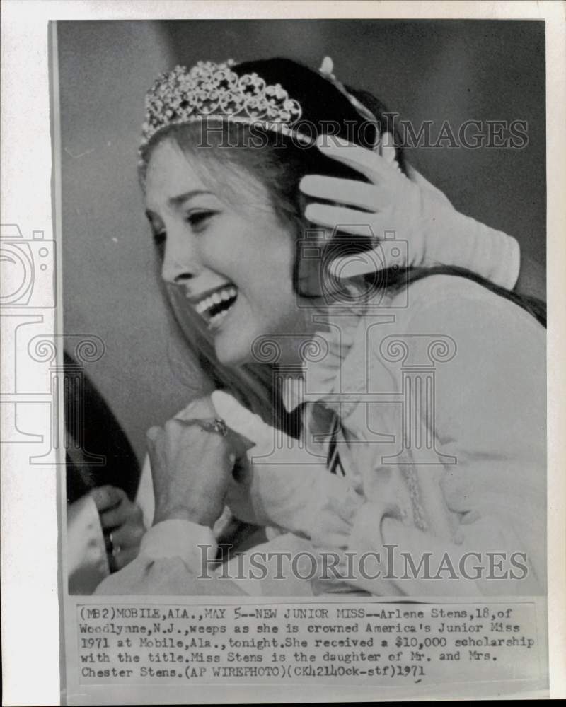 1971 Press Photo Arelene Stens crowned as America&#39;s Junior Miss in Mobile, AL - Historic Images