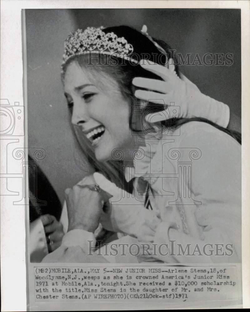 1971 Press Photo Arelene Stens crowned as America's Junior Miss in Mobile, AL - Historic Images