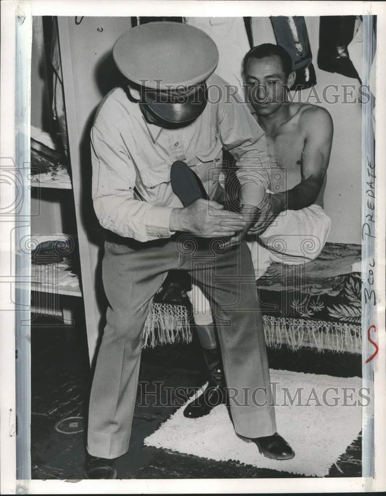 1952 Press Photo McGraw Helps Arcaro Prepare For A Day&#39;s Racing Program- Historic Images