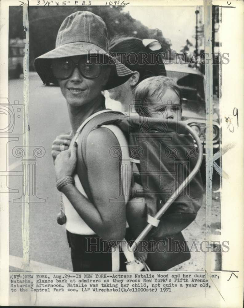 1971 Press Photo Actress Natalie Wood with Daughter Natasha at New York Zoo - Historic Images