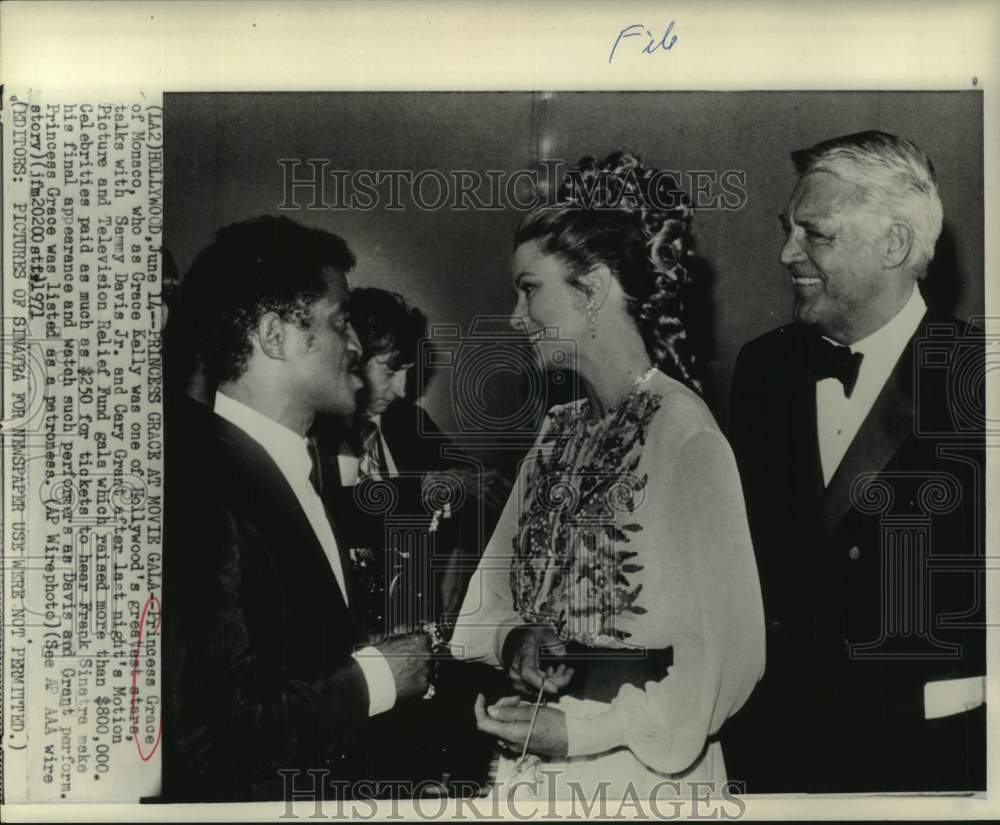 1971 Princess Grace Talks To Davis Jr. And Grant At Gala, Hollywood - Historic Images