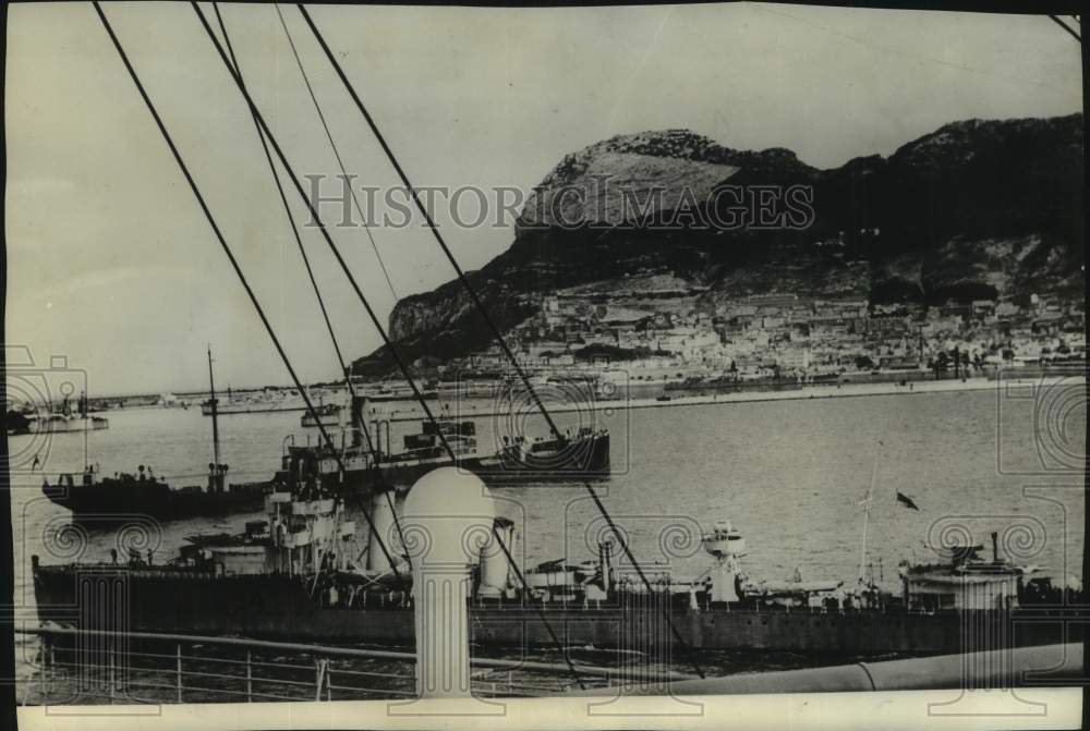 1940 Press Photo British officers board United States Line steamship, Gibraltar - Historic Images