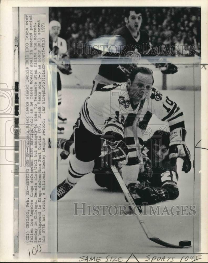 1971 Press Photo Chicago&#39;s Dennis Hull leaps over fallen Matt Ravlich, Chicago - Historic Images