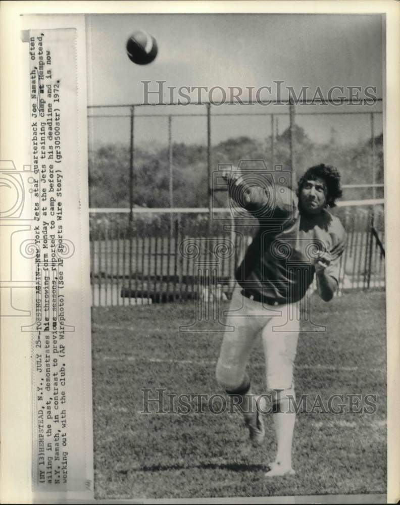 1972 Press Photo Jet&#39;s Namath demonstrates his throwing form, Hempstead New York - Historic Images