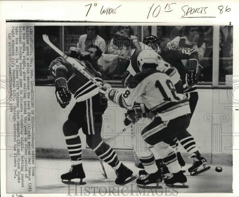 1974 Press Photo Boldirev Gets Stick Across Back At Flames-Hawks Game In Atlanta - Historic Images