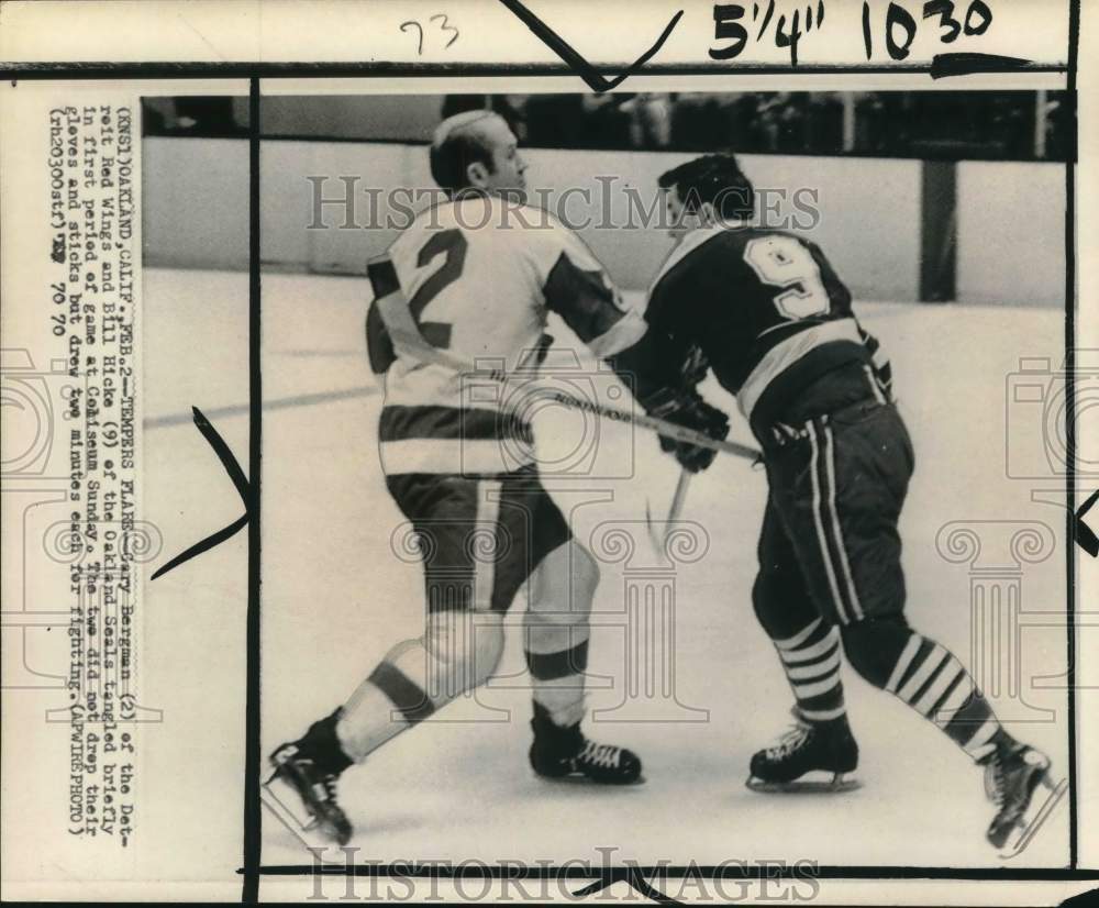 1970 Press Photo Gary Bergman &amp; Bill Hicke tangle, first period of game, Oakland- Historic Images