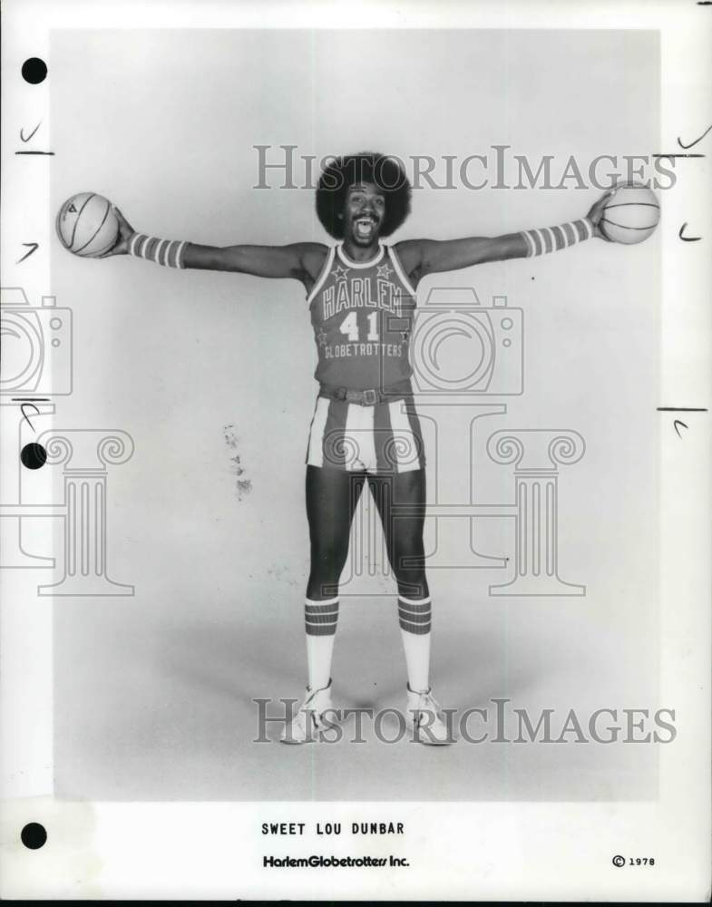 1978 Press Photo Harlem Globetrotters&#39; Lou Dunbar outstretched with two balls - Historic Images