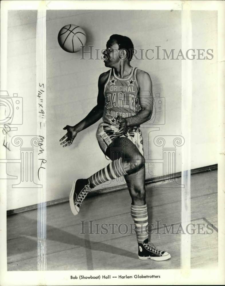 1969 Press Photo Globetrotter Bob Hall in his jersey shows ball handling tricks- Historic Images