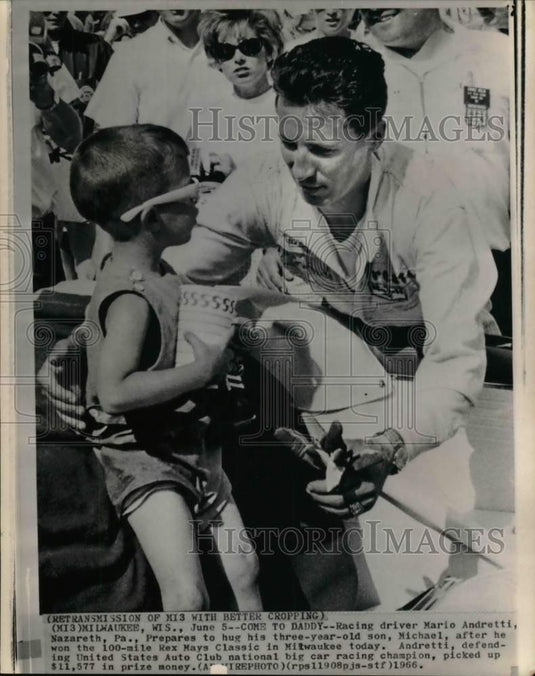 1966 Press Photo Race driver Mario Andretti & son Michael, Rex Mays Classic, WI- Historic Images
