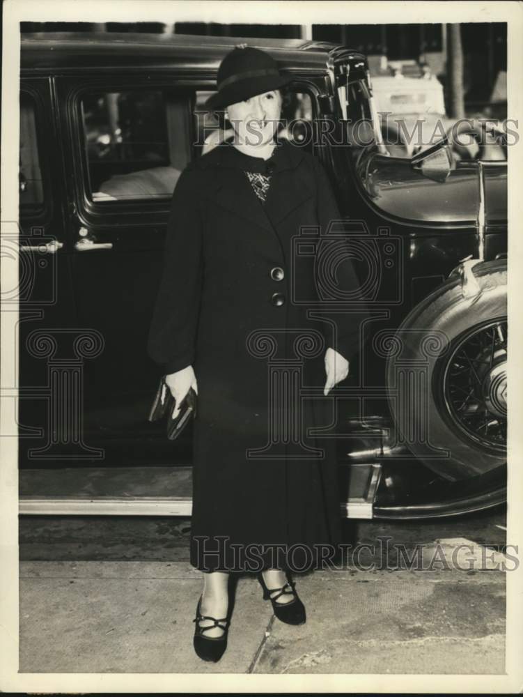 1934 Mrs Cecile M Barr beside a car, Hunterdon County Courthouse, NJ - Historic Images