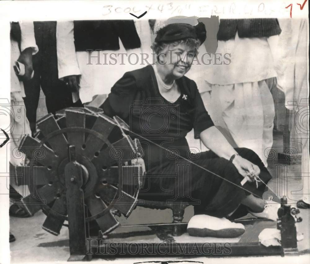 1952 Mrs. Eleanor Roosevelt tries Indian Spinning Wheel in New Delhi - Historic Images