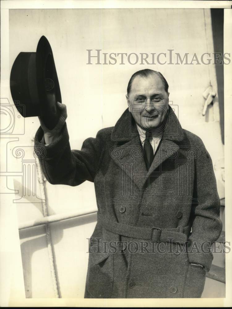 1935 Press Photo Auto racer Kaye Don as he arrives on the Ille de France, NY- Historic Images