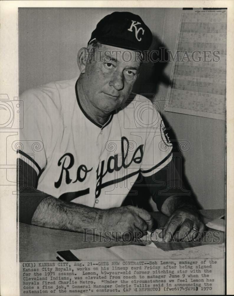 1970 Press Photo Kansas City Royals&#39; baseball manager Bob Lemon, contract, MO - Historic Images