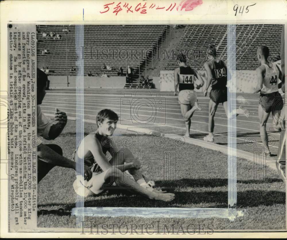 1968 Press Photo Gerry Lingdgren sits in infield watching runners, Los Angeles - Historic Images