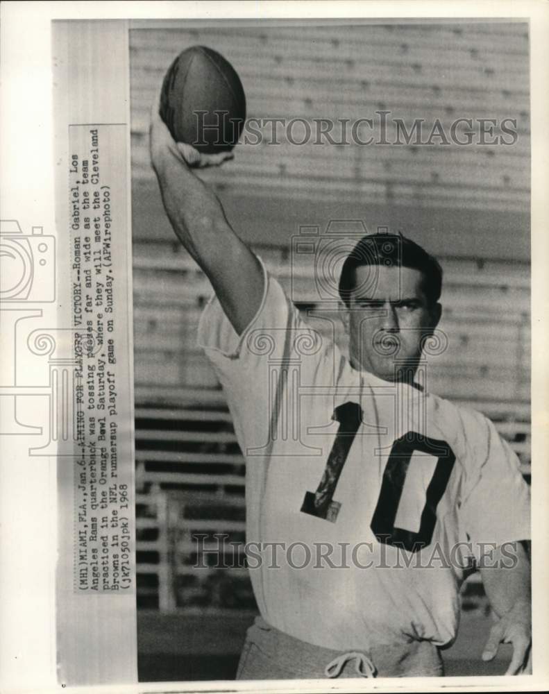 1968 Press Photo Roman Gabriel tosses football in practice, Orange Bowl, FL- Historic Images
