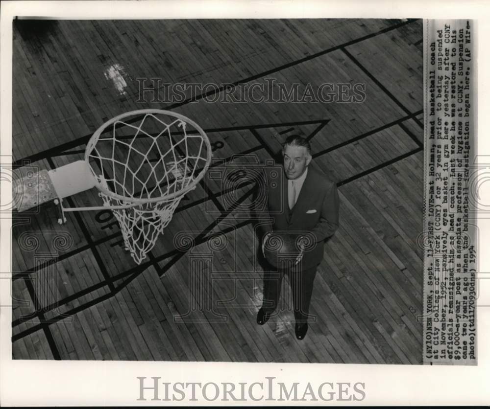 1954 Press Photo Basketball coach Nat Holman looking at the basket, New York- Historic Images