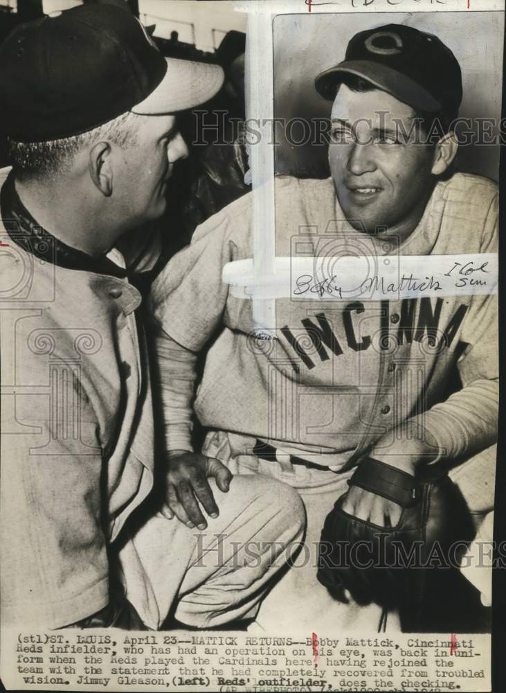 1942 Press Photo Reds&#39; Jimmy Gleason checks Bobby Mattick&#39;s eye, St. Louis, MO- Historic Images