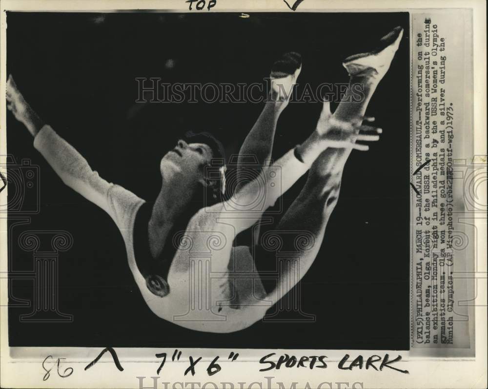 1973 Press Photo Soviet Olympic gymnast Olga Korbut does backward somersault, PA - Historic Images