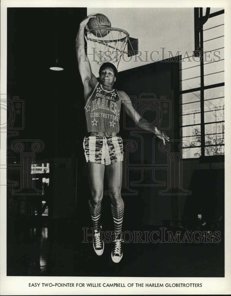 1969 Press Photo Harlem Globetrotters&#39; Willie Campbell dunks basketball- Historic Images