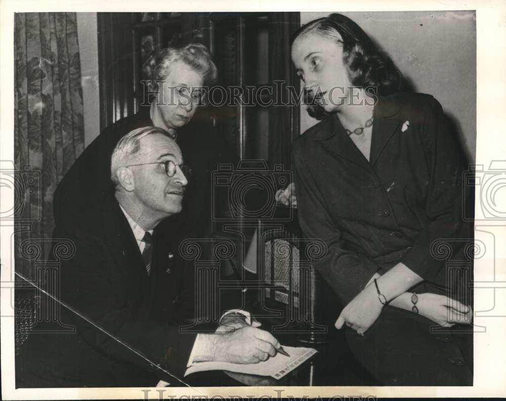 1944 Press Photo Senator Truman with wife &amp; daughter at a hotel in Kansas City- Historic Images