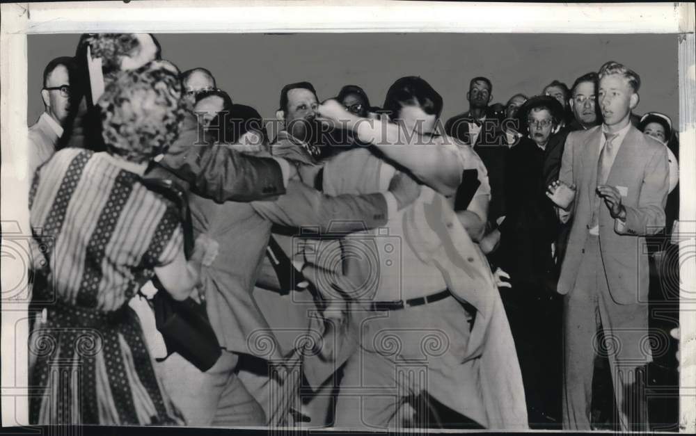 1952 Press Photo Crowd watches two delegates fight at TX Democratic Convention- Historic Images