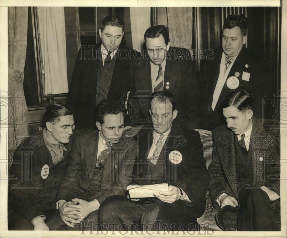 1937 Press Photo US seamen look at list of applicants for sea in Washington DC - Historic Images