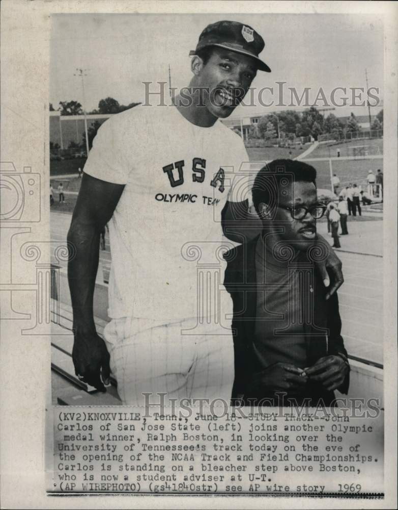 1969 Press Photo Track &amp; Field athletes John Carlos &amp; Ralph Boston in Tennessee - Historic Images