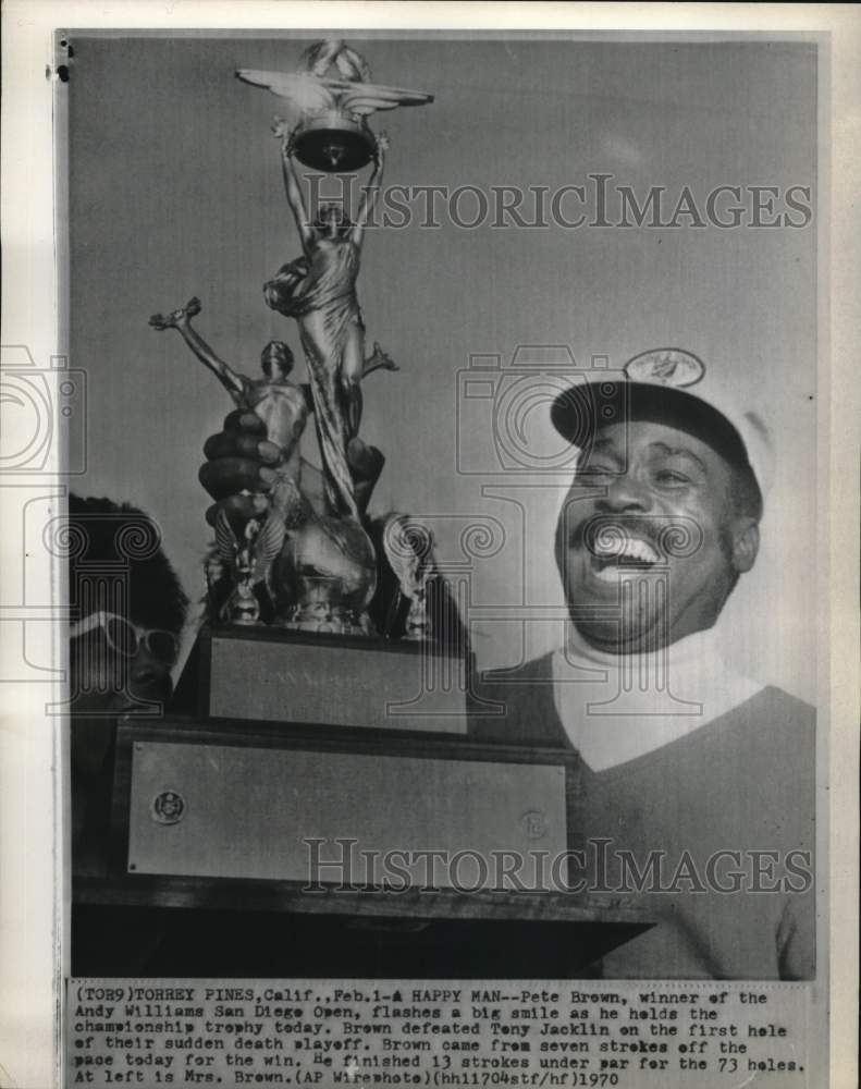 1970 Press Photo Golfer Tony Brown &amp; wife hold San Diego Open trophy in CA - Historic Images