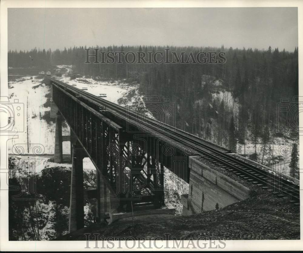 1952 Press Photo Pacific Great Eastern&#39;s railroad tracks on Cottonwood Bridge - Historic Images