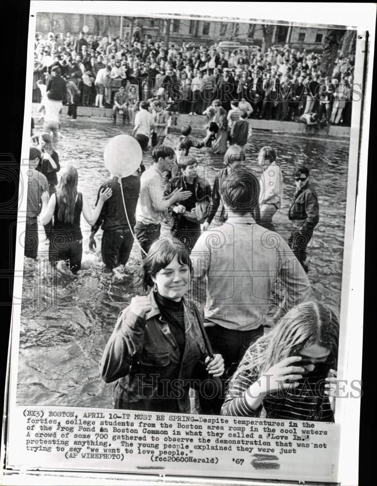 1967 Press Photo College students gather during &quot;Love In&quot; demonstration, Boston - Historic Images